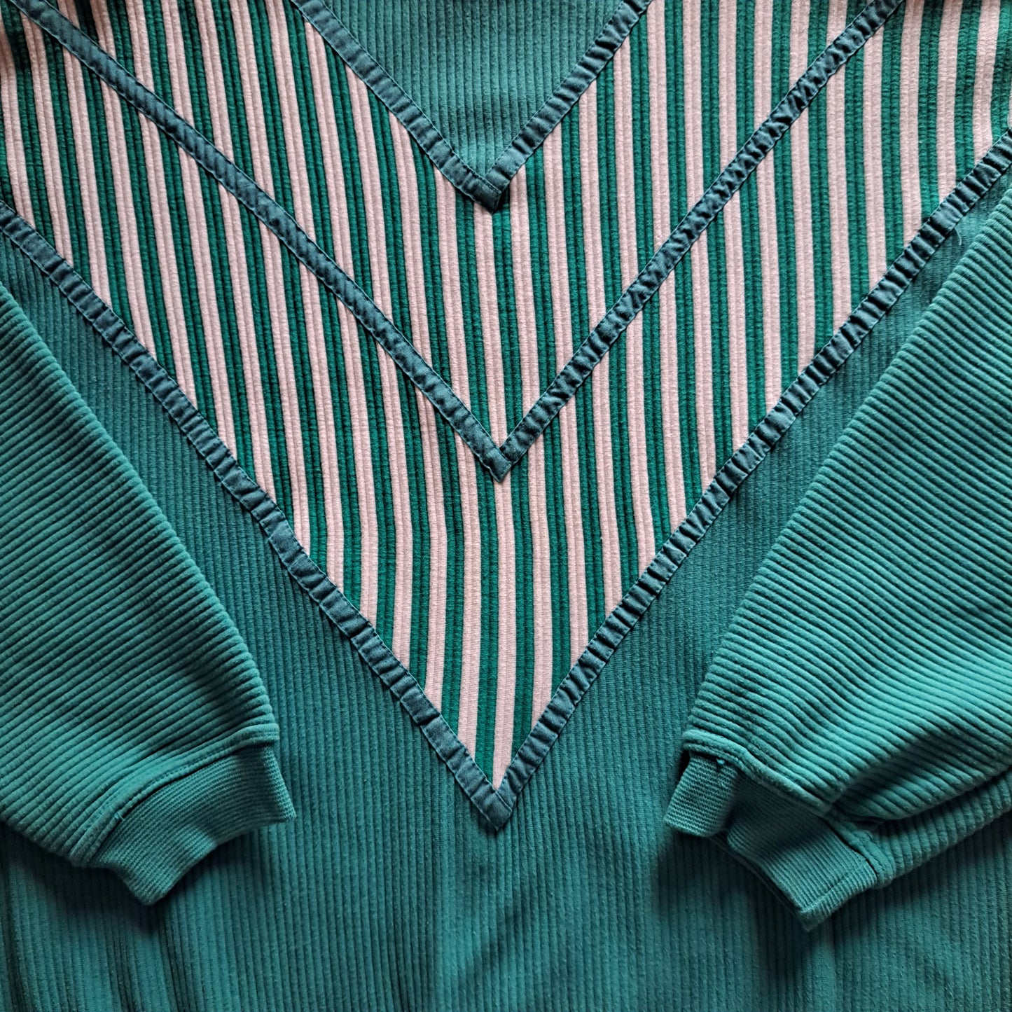 90's Green & White Chevron Stripe Sweatshirt | Vintage Retro Sport Pullover